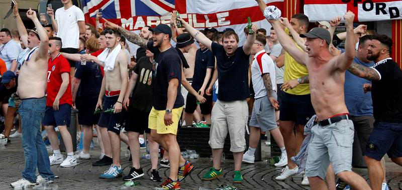 La facción ultra de la afición inglesa no ha tardado en causar problemas y lamentos. 